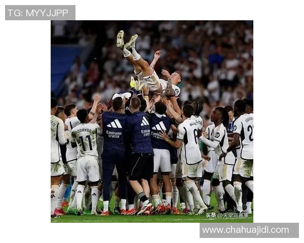 教练的骄傲与荣耀足球明星挥手致敬的动人瞬间 教练的骄傲与荣耀足球明星挥手致敬的动人瞬间